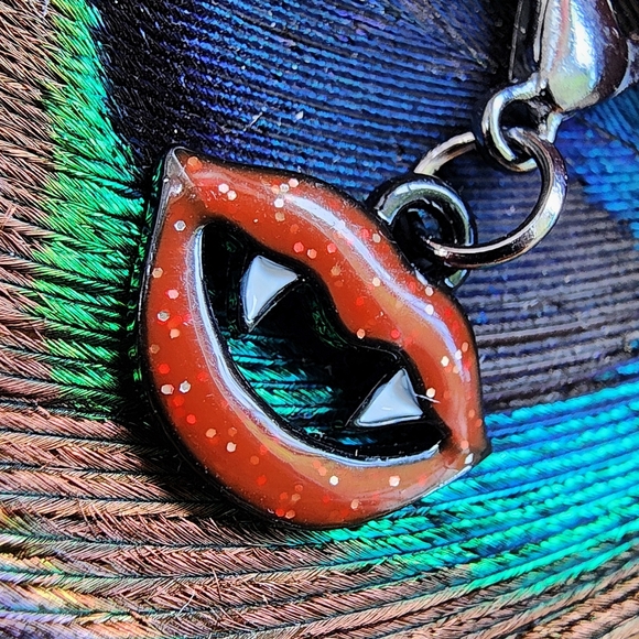 5/$25 Vampire Fangs Charm for Bracelet Horror Pursecharm Red Lip Bag Clip Teeth - Picture 1 of 13